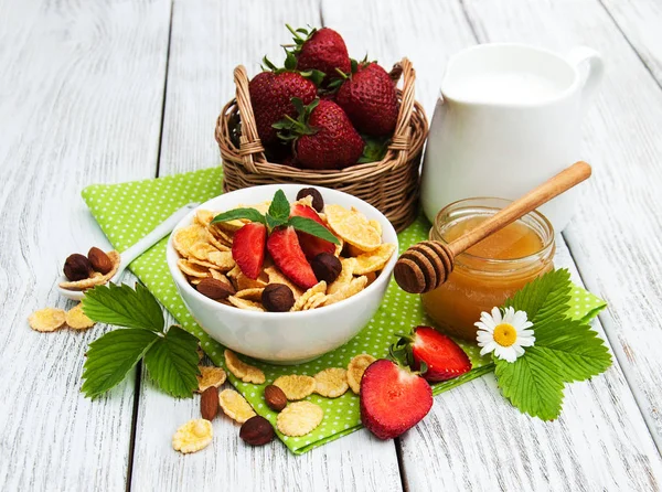 Müsli mit Erdbeeren — Stockfoto