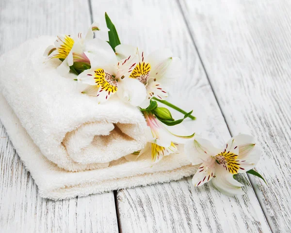 Spa handdoeken en alstroemeria bloemen — Stockfoto