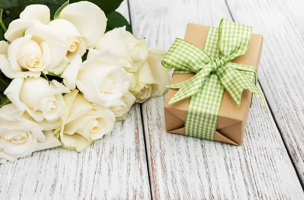 White roses and gift box — Stock Photo, Image