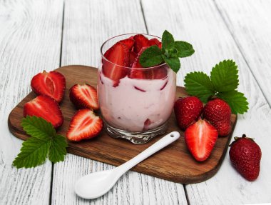 Yoğurtlu taze çilek