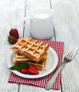 Çilekli ve naneli Belçika waffleları