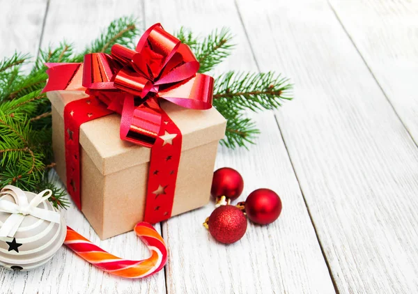 Caja de regalo de Navidad y bolas —  Fotos de Stock