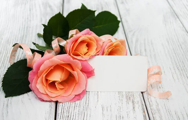 Pink roses on a wooden background — Stock Photo, Image