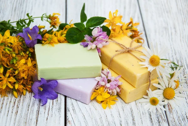Herbal  treatment - camomile, tutsan and soap — Stock Photo, Image
