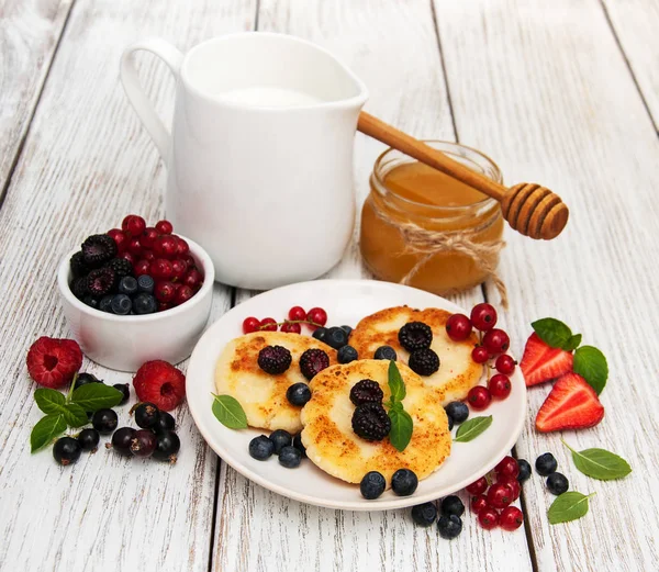 Cottage cheese pancake with berries — Stok Foto