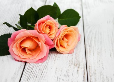 Ahşap arka planda pembe güller