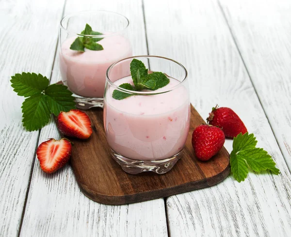 Yoghurt med färska jordgubbar — Stockfoto