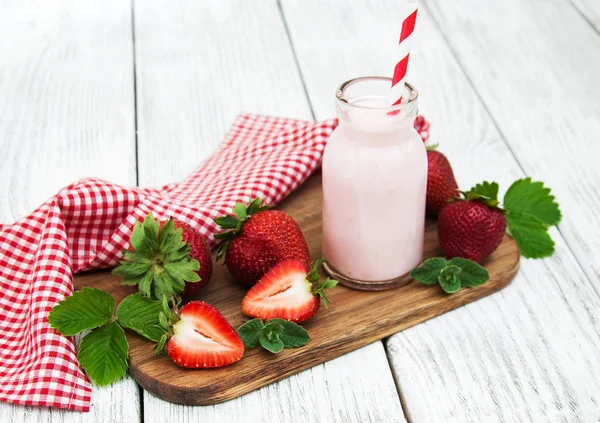 Yogurt con fresas frescas —  Fotos de Stock