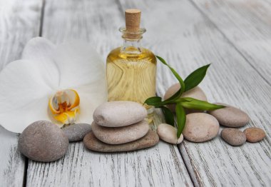 Spa Ürünleri ve beyaz orkide