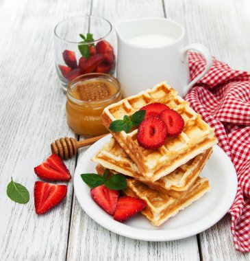 Çilekli ve naneli Belçika waffleları