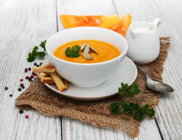 Гарбузовий суп зі свіжими гарбузами — стокове фото