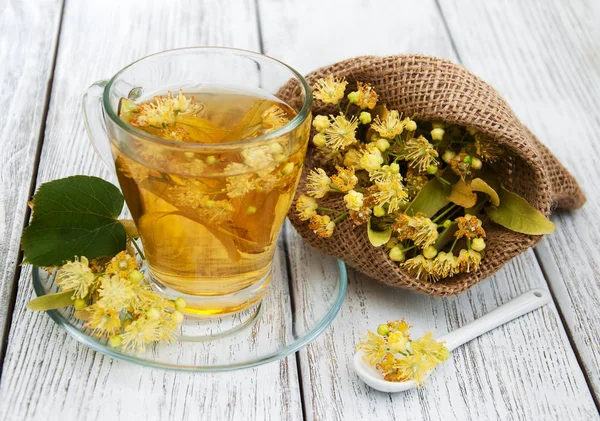 Taza de té de hierbas con flores de tilo —  Fotos de Stock