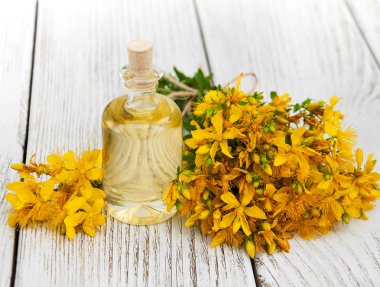 St. John özütüyle dolu bir şişe.