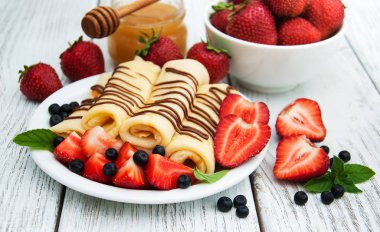 çilek ve çikolata soslu krep