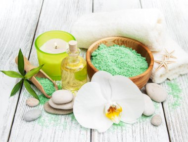 Spa Ürünleri ve beyaz orkide