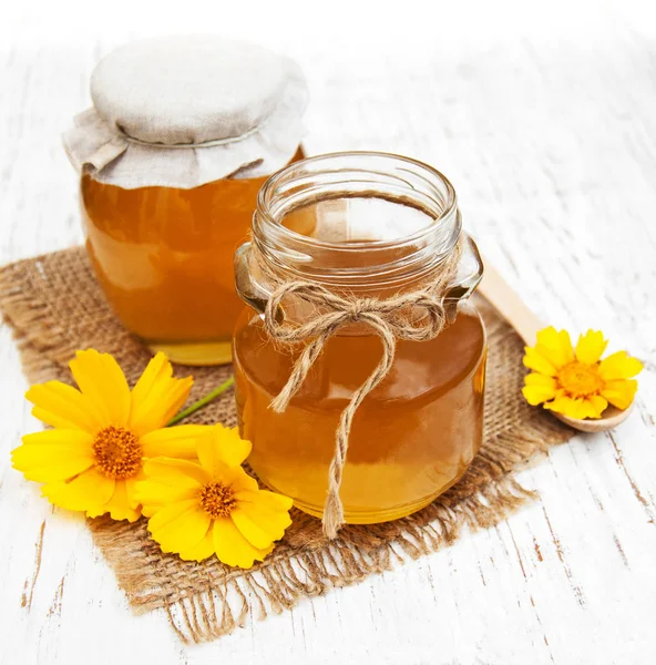 Honing met bloemen — Stockfoto