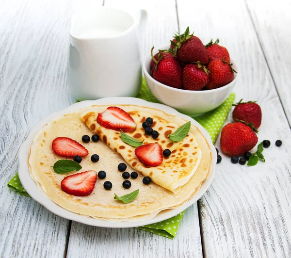 Crêpes mit Erdbeeren und Blaubeeren — Stockfoto