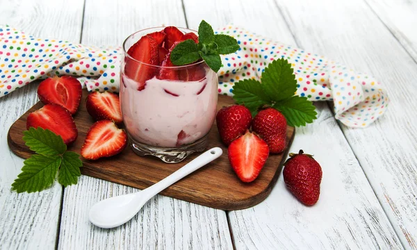 Yaourt aux fraises fraîches — Photo
