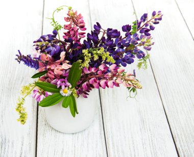 Cam vazo içinde sunulan lupines