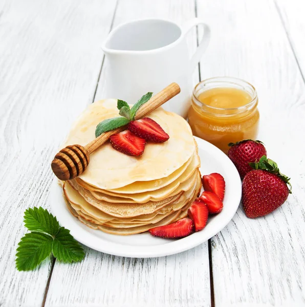 Pfannkuchen mit Erdbeeren — Stockfoto