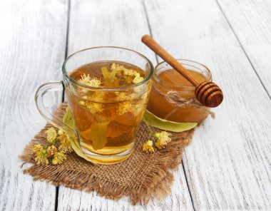 Bir fincan ıhlamur çiçekli bitki çayı.