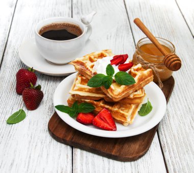 Çilekli ve naneli Belçika waffleları