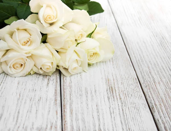 Rose bianche su un tavolo di legno — Foto Stock