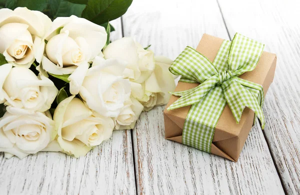 Rose bianche e confezione regalo — Foto Stock