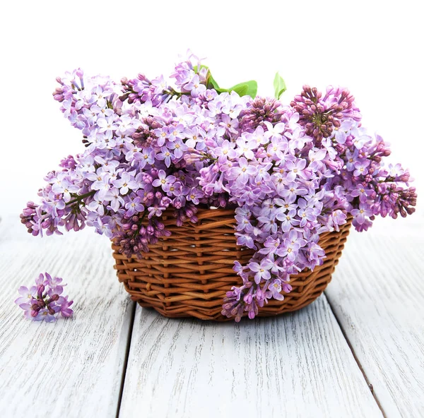 Cesta com flores lilás — Fotografia de Stock