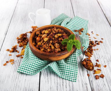 Süt ile ev yapımı granola