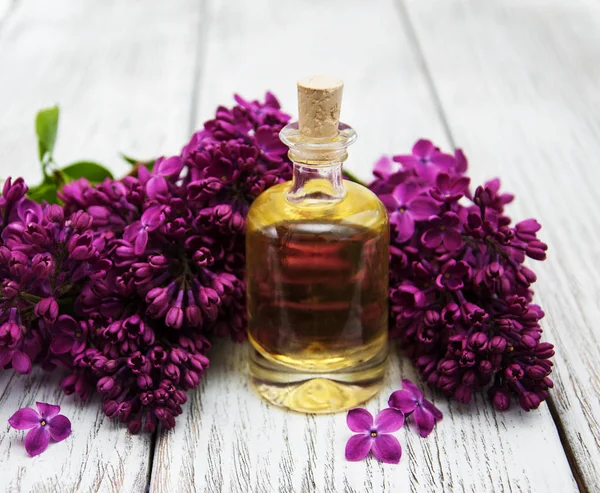 Essential aroma oil with lilac — Stock Photo, Image