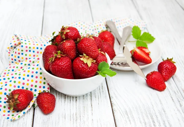 Ripe strawberries on wooden table — Stock Photo, Image