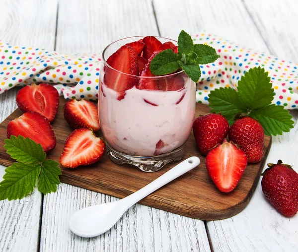 Yogurt con fresas frescas —  Fotos de Stock