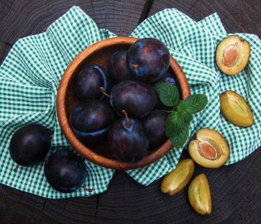 Erik yeşil yaprakları ile ile kase