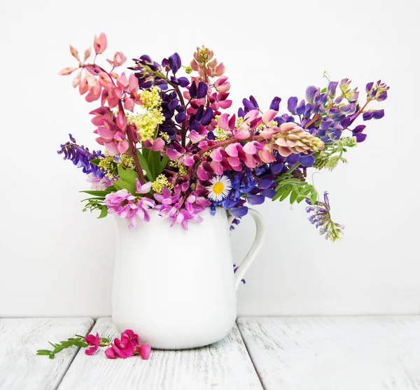 Cam vazo içinde sunulan lupines