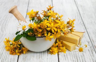 Tutsan çiçekler ve harç sabun ile