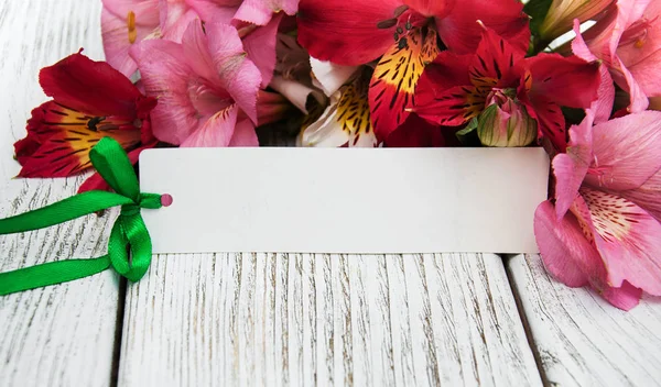 Papperskort med alstroemeria blommor — Stockfoto