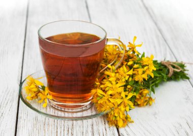 bir cam bardak bitkisel çay