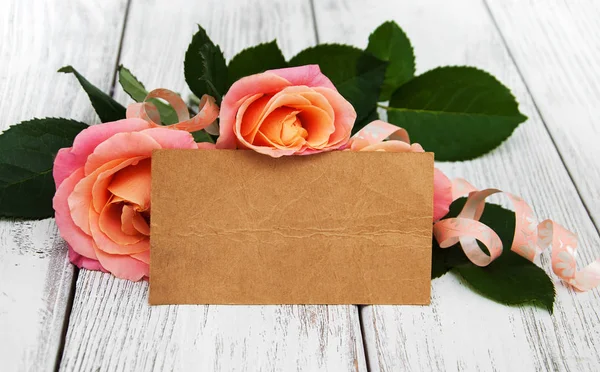 Růžové růže na dřevěném pozadí — Stock fotografie