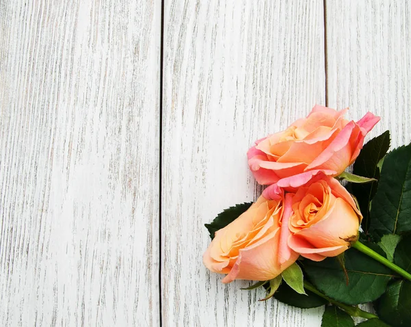 Rosas rosa em um fundo de madeira — Fotografia de Stock