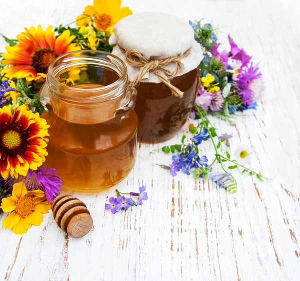 Honey and wild flowers — Stock Photo, Image