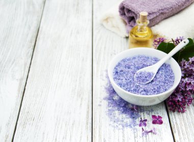 Eflatun çiçekler ile Spa ayarı