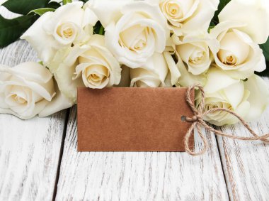 Etiketi ile beyaz güller