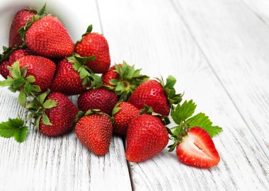 ahşap masa üzerinde olgun çilek