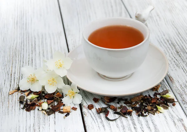 Taza de té con flores de jazmín — Foto de Stock