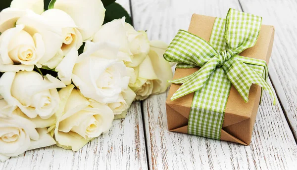 Rosas blancas y caja de regalo — Foto de Stock