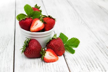 ahşap masa üzerinde olgun çilek