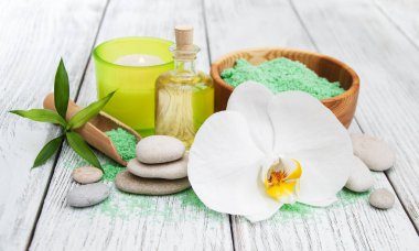Spa Ürünleri ve beyaz orkide