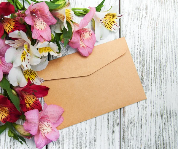 Paper envelope with alstroemeria flowers — Stock Photo, Image