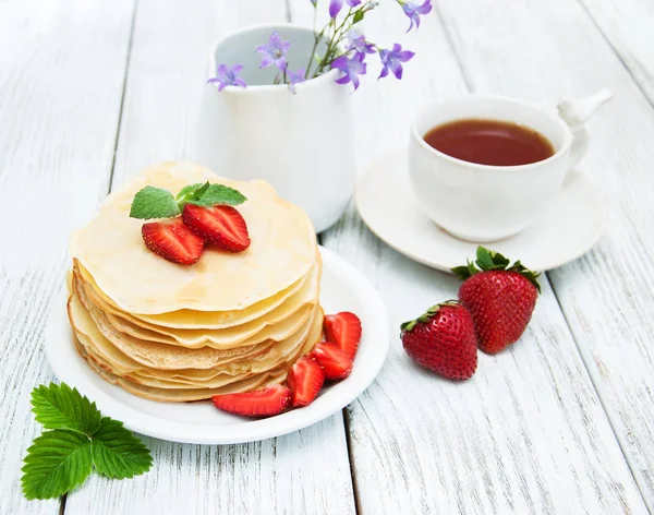Pfannkuchen mit Erdbeeren — Stockfoto